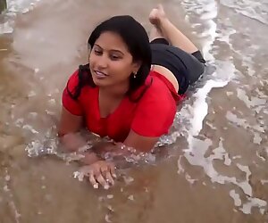 Hot pige våd show og romantik på strand