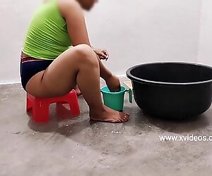 Facet z dużym fiutem uprawia dziki seks ze starszą napalone na młodych w łazience hinduski bhabhi