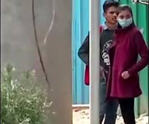Dziewczyna ko facet bahar ghumane ke bhane khule me choda