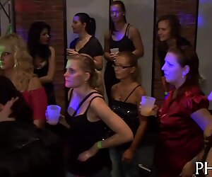 Bardzo gorący seks grupowy w klubie