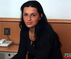 Gaby Czarna, piersiaste brunetka nastolatka w prywatnym odlewie