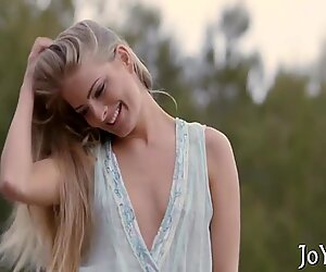 Teen hottie enjoys deep fuck