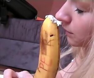 Deutsche Fettsau schiebt sich Banane ins Arschloch!