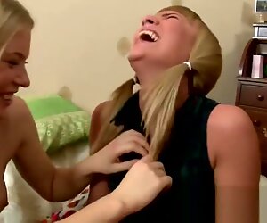 Seksowne lesbijki blondynki całowanie i dotykanie cycków!