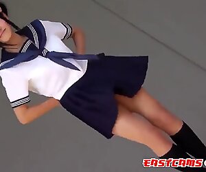 Søde japanske studerende danser