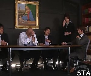 Slutty piersiaste japonki Maki Hojo rucha się jak zawodowiec