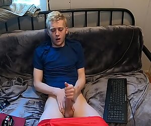 Ragazzo universitario etero si fa una sega sperma sulla telecamera per pagare i suoi prestiti studenteschi