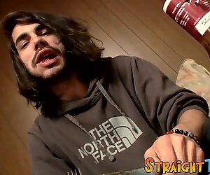 Shaggy straight tizio mostra i suoi modi twink mentre farsi una sega