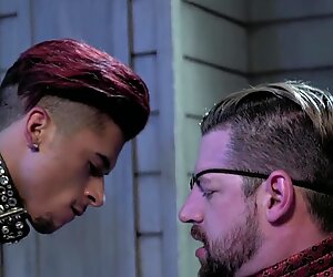 Rimbalzare sulla verga di un amico fa raggiungere a questo tizio gay un orgasmo