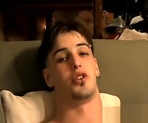 Giovane uomo gay nudo in ragazzi bianchi caldi con capelli lunghi punk ragazzo etero