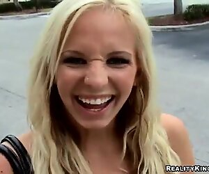 Pervers blondiner suger og knuller en hard kuk i pov