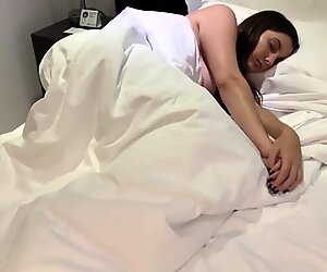 Stemamma sover på hotell