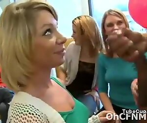 MILF focosa vogliosa ama succhiare il cazzo